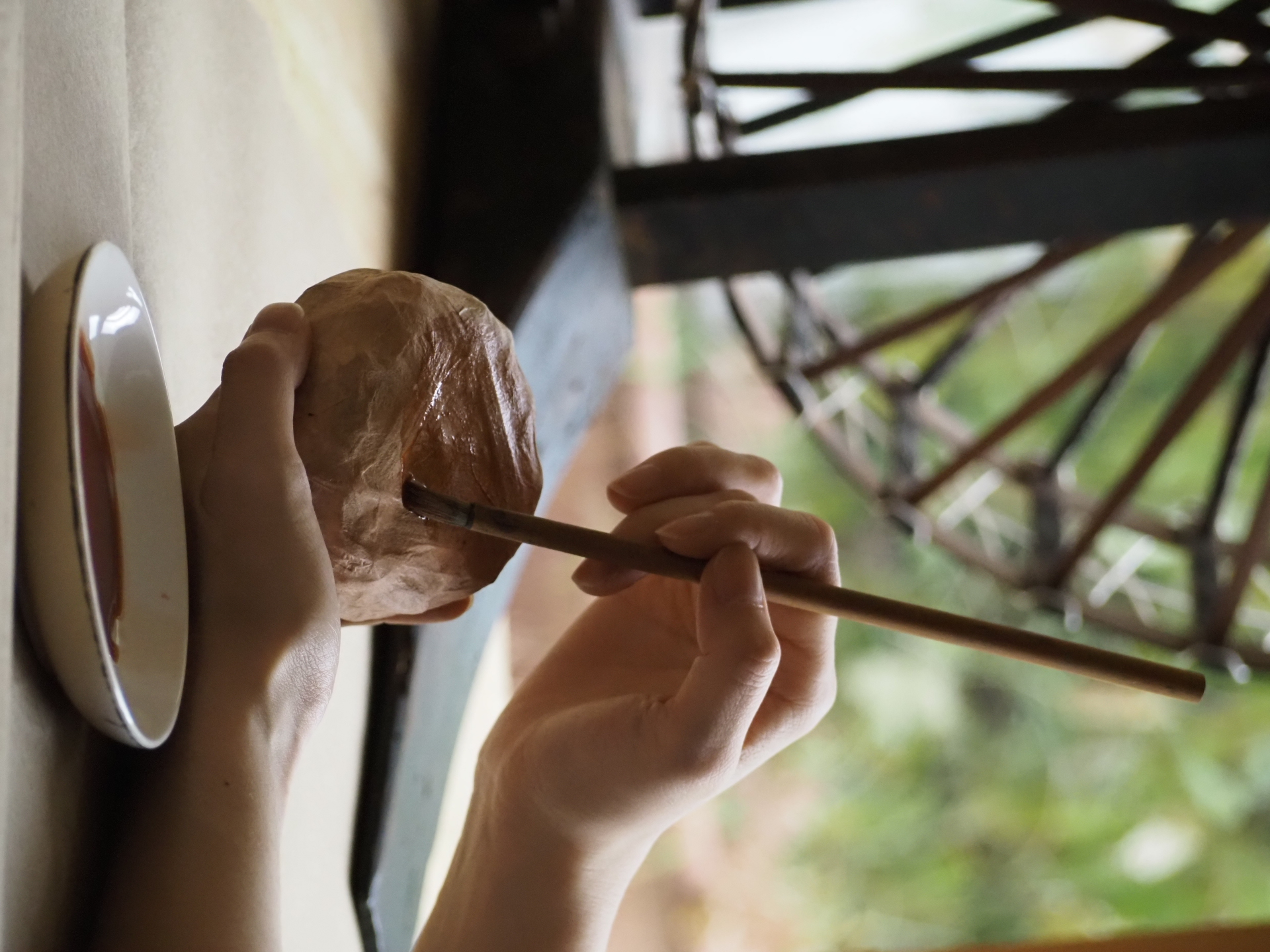 Painting kakishibu onto a traditional ikkanbari bowl