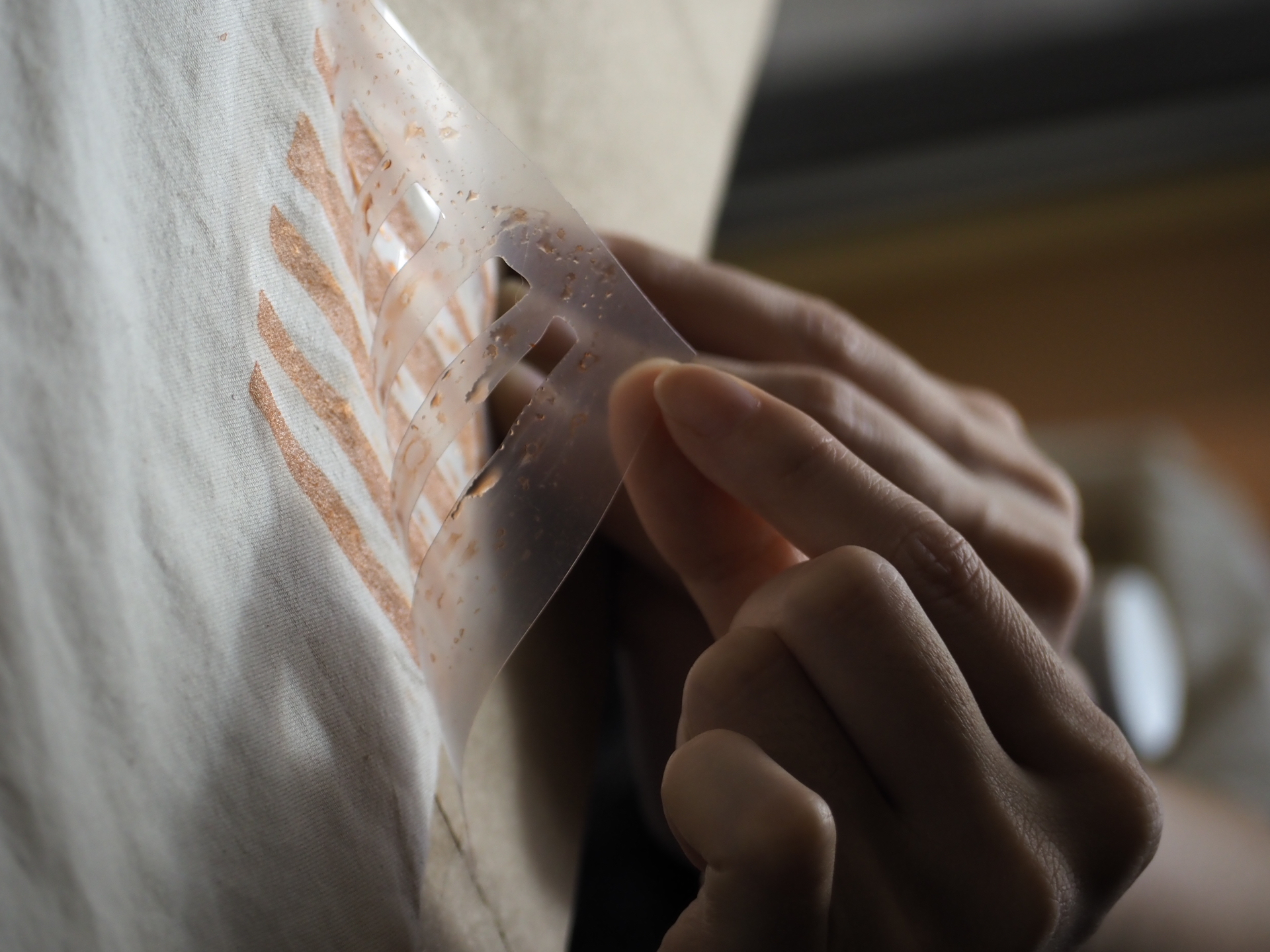 Stenciling a kakishibu pattern onto a fabric tote bag
